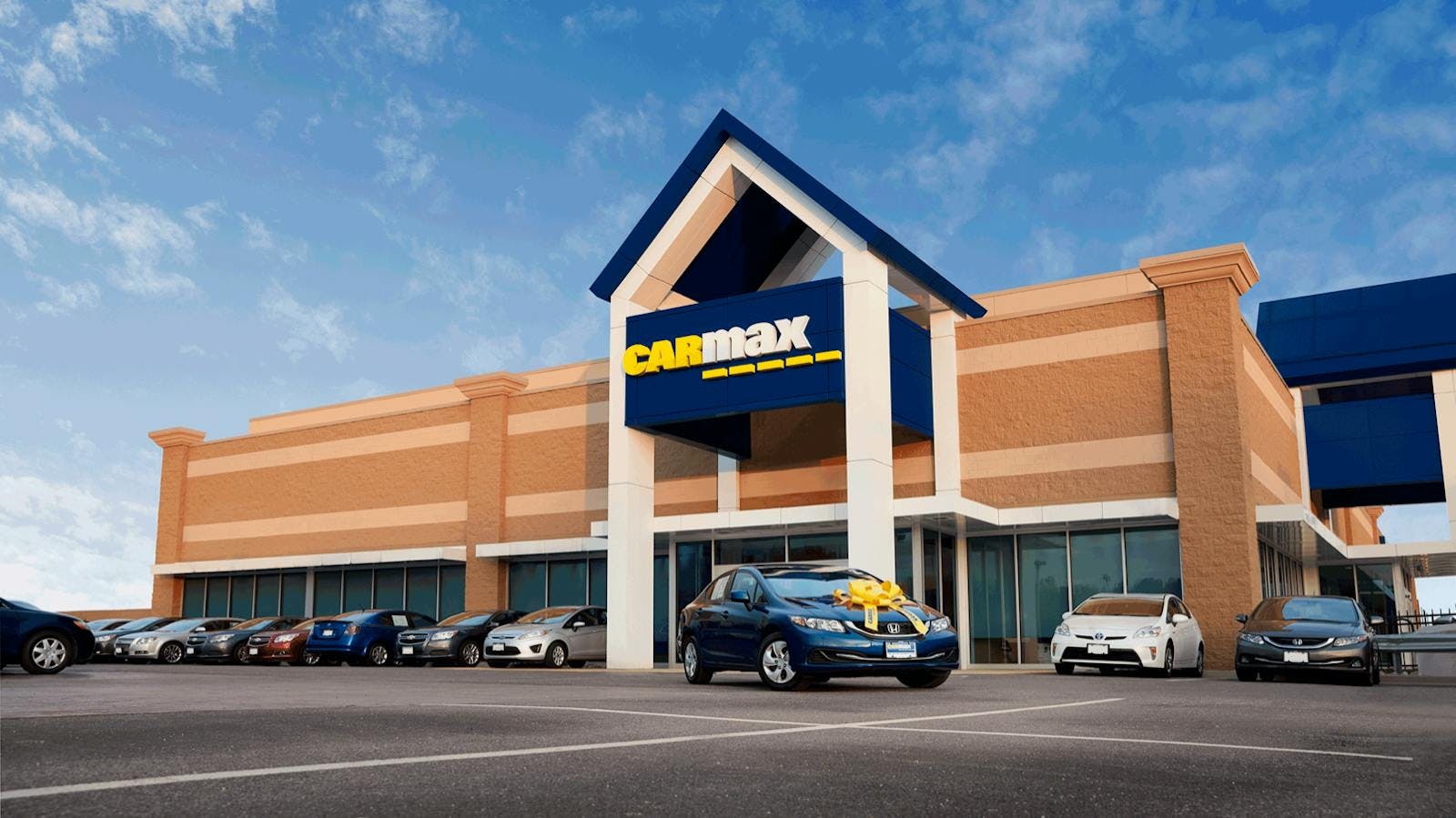 Front of the CarMax dealership building